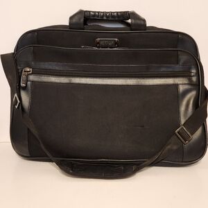 Like New Kenneth Cole Reaction Work Bag with R-tech lining